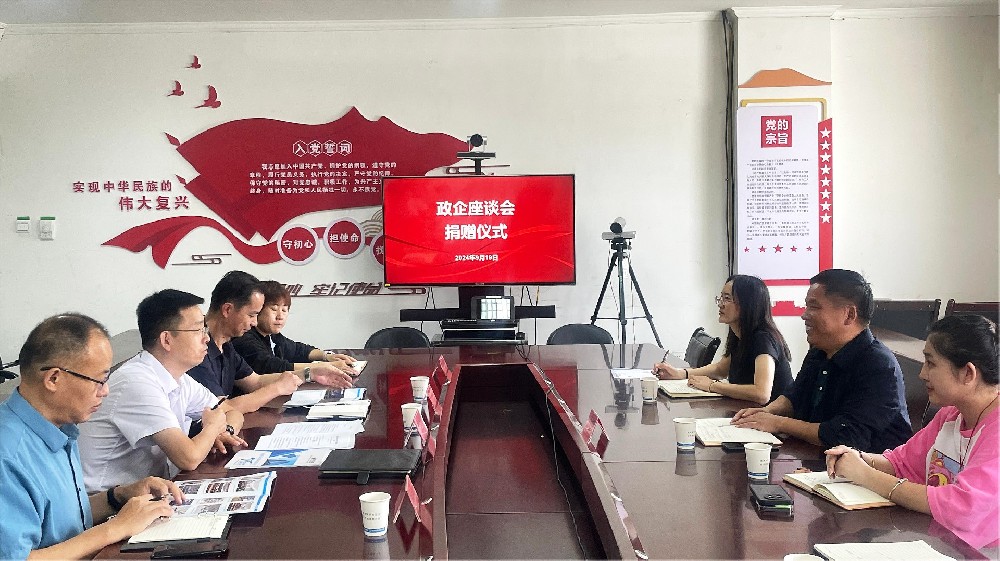 同創科技向庫爾勒市科技局捐贈LED智慧會議屏，助力科技發展